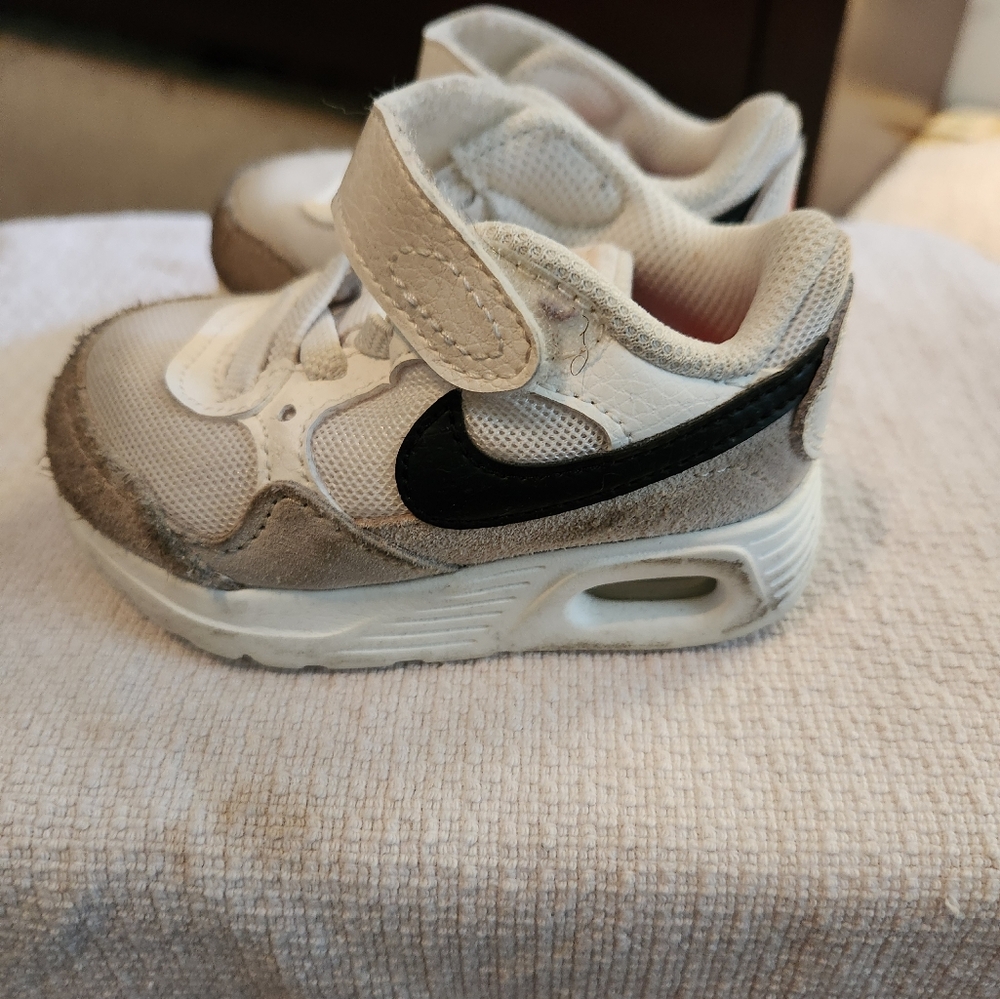 Nike white ans black infant size 4C